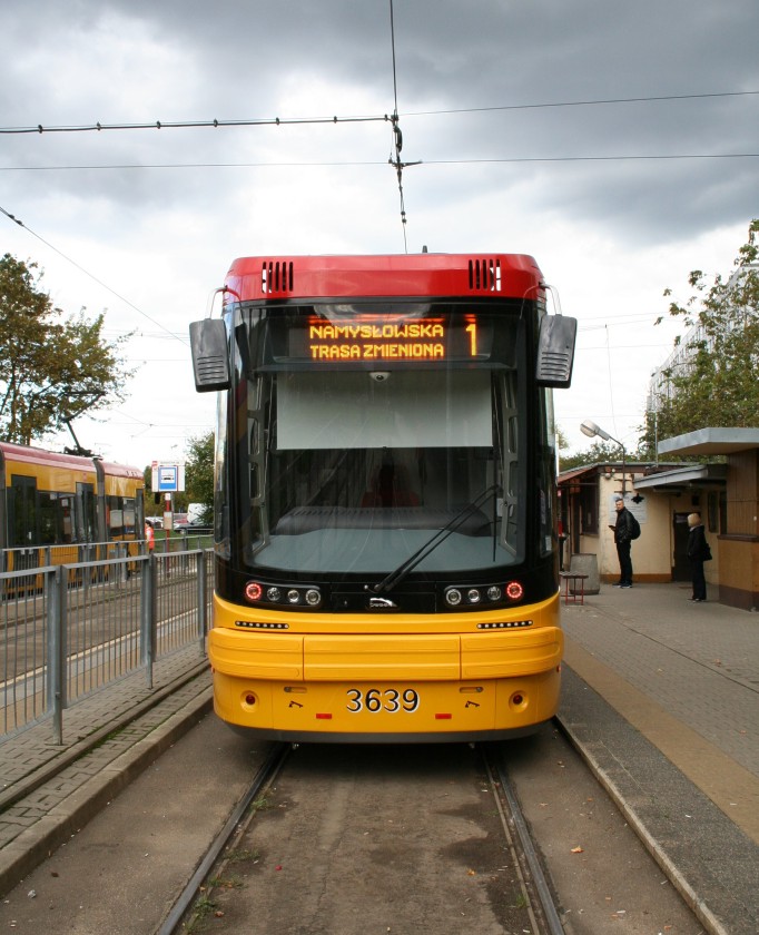 SiMS podpisuje umowę na modernizację systemów w 80 tramwajach w Warszawie - Tramwaj JAZZ 128N - fot. wyk. Jacek Karst